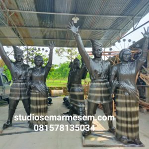 Patung Adat Patung Fiberglass Jasa Buat Patung